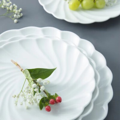 Twisted-Rib Leaf-Shaped Porcelain Plate (White, Kiln-Fired, 9.5–12 Inch)